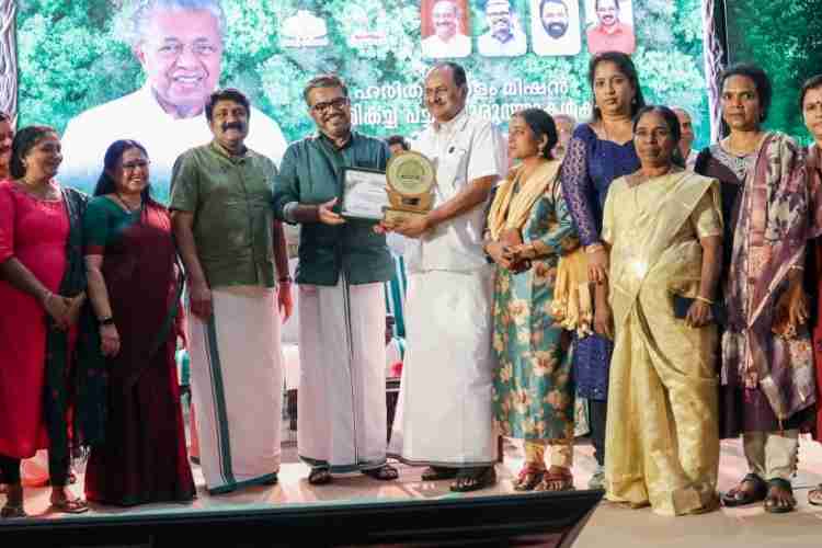 പച്ചത്തുരുത്തുകൾക്കുള്ള സംസ്ഥാനതല പുരസ്‌കാരം തദ്ദേശ സ്വയംഭരണ വകുപ്പ് മന്ത്രി എം ബി രാജേഷിൽ നിന്ന് കല്ലറ ഗ്രാമ പഞ്ചായത്ത് പ്രസിഡന്റ് ജോണി തോട്ടുങ്കലും ഭരണസമിതി അംഗങ്ങളും ചേർന്ന് ഏറ്റുവാങ്ങുന്നു.