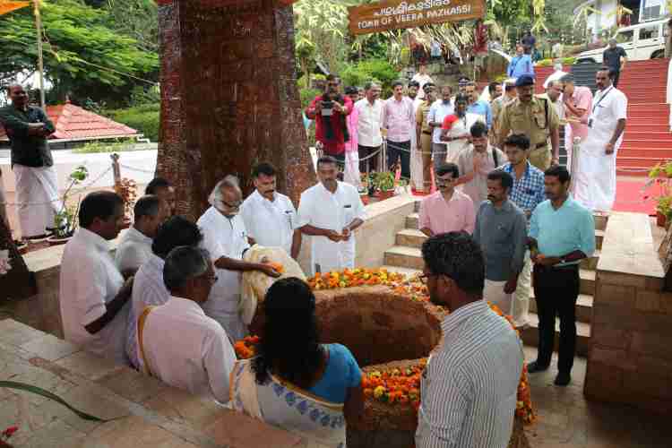 പഴശ്ശി കുടീരത്തില്‍ തുറമുഖ പുരാവസ്തു,പുരാരേഖ,മ്യുസിയം വകുപ്പ് മന്ത്രി രാമചന്ദ്രന്‍ കടന്നപ്പള്ളി പുഷ്പാര്‍ച്ചന നടത്തുന്നു.