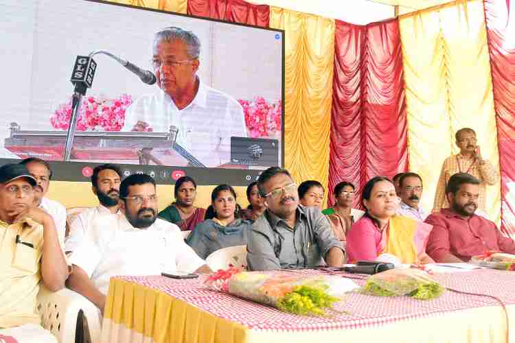 സംസ്ഥാന സര്‍ക്കാരിന്റെ രണ്ടാം വാര്‍ഷികത്തോട് അനുബന്ധിച്ച് 100 ദിന കര്‍മ പരിപാടിയുടെ ഭാഗമായി പൊതുമരാമത്ത് വകുപ്പ് നിര്‍മാണം പൂര്‍ത്തിയാക്കിയ കുമ്പഴ - മലയാലപ്പുഴ റോഡിന്റെ ഉദ്ഘാടനം മുഖ്യമന്ത്രി പിണറായി വിജയന്‍ ഓണ്‍ലൈനായി നിര്‍വഹിച്ചു സംസാരിക്കുന്നു