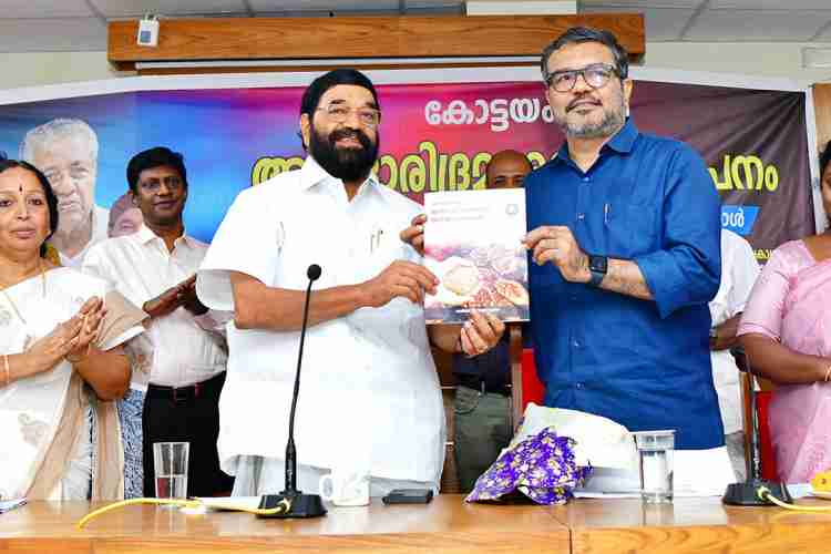 ജില്ലാ ആസൂത്രണസമിതി മന്ദിരത്തിലെ കോൺഫറൻസ് ഹാളിൽ നടന്ന ചടങ്ങിൽ സംസ്ഥാനത്തെ അതിദരിദ്രരില്ലാത്ത ആദ്യ ജില്ലയായി കോട്ടയത്തെ തദ്ദേശ സ്വയംഭരണ- എക്സൈസ് വകുപ്പുമന്ത്രി എം.ബി. രാജേഷ് പ്രഖ്യാപിക്കുന്നു. മന്ത്രി വി.എൻ. വാസവൻ, സർക്കാർ ചീഫ് വിപ്പ് ഡോ. എൻ. ജയരാജ്,  എം.എൽ.എമാരായ അഡ്വ. സെബാസ്റ്റ്യൻ കുളത്തുങ്കൽ,  സി.കെ. ആശ,  ജില്ലാ പഞ്ചായത്ത് പ്രസിഡന്റ് ഹേമലത പ്രേം സാഗർ, ജില്ലാ കളക്ടർ ജോൺ വി. സാമുവൽ എന്നിവർ സമീപം.