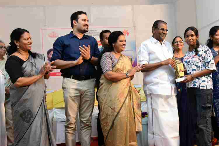  വനിത ശിശു വികസന വകുപ്പിനു കീഴിൽ  രജിസ്റ്റർ ചെയ്ത് പ്രവർത്തിക്കുന്ന ശിശു സംരക്ഷണ സ്ഥാപനങ്ങളിലെ  കുട്ടികളിൽ എസ്.എസ്.എൽ.സി, പ്ലസ് ടു പരീക്ഷാ വിജയികളെ അനുമോദിക്കുന്ന ചടങ്ങിൽ തിരുവഞ്ചൂർ രാധാകൃഷ്ണൻ എം.എൽ.എ. മൊമെന്റോ വിതരണം ചെയ്യുന്നു