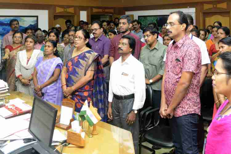 ഭരണഘടനാ ദിനാചരണത്തോടനുബന്ധിച്ച് ജില്ലാ കലക്ടര്‍ ഡോ: പി.സുരേഷ് ബാബു ഭരണഘടനയുടെ ആമുഖം വായിച്ച് പ്രതിജ്ഞ ചൊല്ലി കൊടുക്കുന്നു.