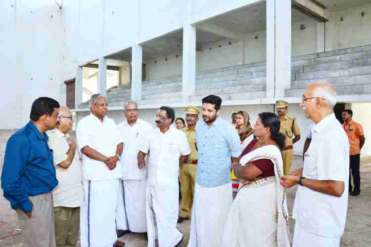 പാലക്കാട് ഇന്‍ഡോര്‍ സ്റ്റേഡിയം സ്പോര്‍ട്സ് -യുവജനകാര്യ മന്ത്രി എ.സി.മൊയ്തീന്‍ സന്ദര്‍ശിച്ചപ്പോള്‍.