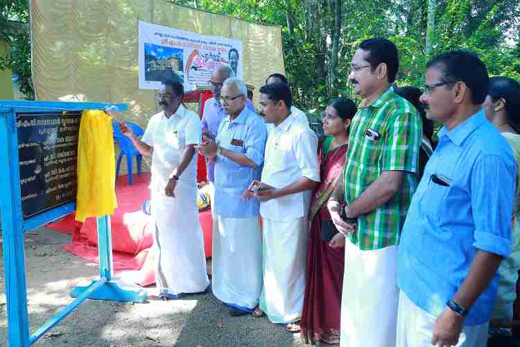 കണ്ണമ്പ്രയില്‍ സാംസ്കാരിക വകുപ്പ് നിര്‍മിക്കുന്ന  എം.ഡി.രാമനാഥന്‍ സ്മാരകത്തിന്‍റെ ശിലാസ്ഥാപനം മന്ത്രി എ.കെ.ബാലന്‍ നിര്‍വഹിക്കുന്നു.