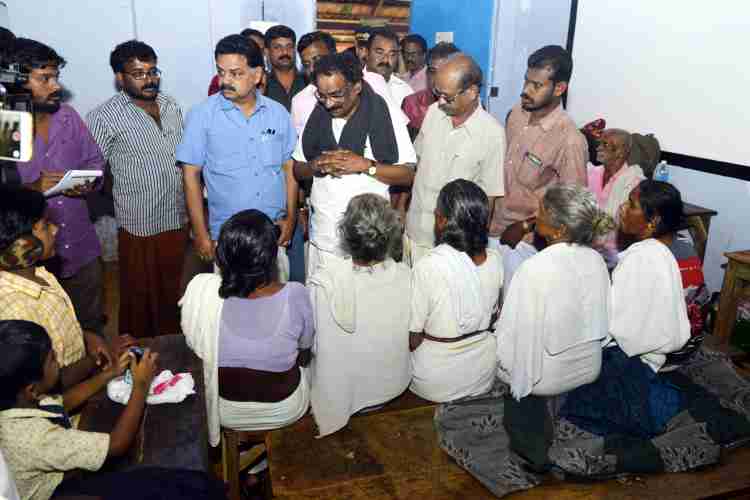 ദുരിതാശ്വാസ ക്യാമ്പുകളിലെ അംഗങ്ങളെ ആശ്വസിപ്പിക്കുന്ന മന്ത്രി എ.കെ ബാലനും കെ.ഡി. പ്രസേനന്‍ എം.എല്‍.എ യും