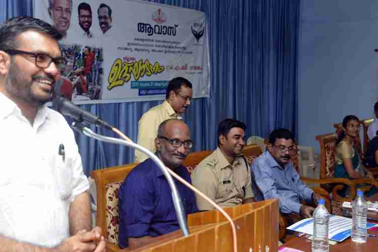  ഇതര സംസ്ഥാന തൊഴിലാളികള്‍ക്കുള്ള ആവാസ് പദ്ധതിയുടെ ജില്ലാതല ഉദ്ഘാടനം എം.ബി.രാജേഷ് എം.പി. നിര്‍വഹിക്കുന്നു.