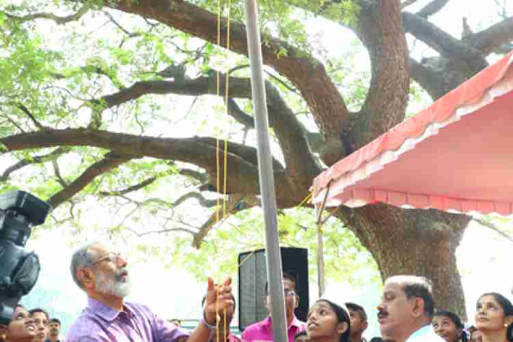 കുട്ടികളുടെ പ്രധാനമന്ത്രി സാന്‍ജോ ബിനോയിയും പ്രസിഡന്‍റ് ആര്‍ അഹല്യയും പതാകയുയര്‍ത്തുന്നു.