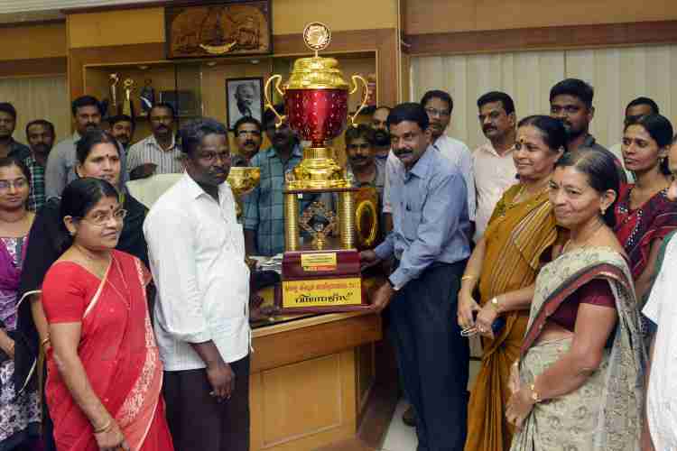 സംസ്ഥാന സ്കൂള്‍ ശാസ്ത്രോത്സവം ഓവറോള്‍ കിരീടം ജില്ലാ കലക്റ്റര്‍ ഡോ: പി.സുരേഷ് ബാബു വിദ്യാഭ്യാസ ഉപഡയറക്റ്റര്‍ പി.കൃഷ്ണനില്‍ നിന്നും ഏറ്റുവാങ്ങുന്നു. 