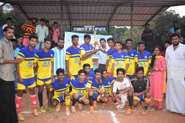പാലക്കാട് ക്ലസ്റ്റര്‍തല ഫുട്ബോള്‍ മത്സരത്തില്‍  വിജയികളായ മങ്കര യങ് വിങ്സ് ക്ലബിന് നെഹ്റു യുവ കേന്ദ്ര യൂത്ത് കോഡിനേറ്റര്‍ എം.അനില്‍കുമാര്‍ ട്രോഫി നല്‍കുന്നു.