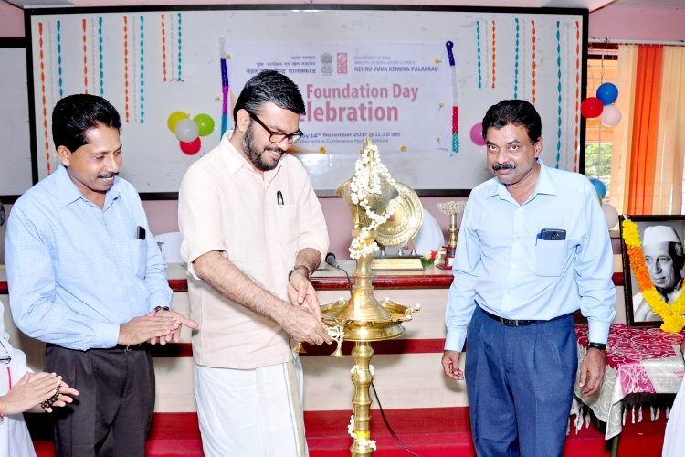 ജില്ലാ കലക്ടറേറ്റ് സമ്മേളന ഹാളില്‍ നെഹ്റു യുവകേന്ദ്ര സ്ഥാപക ദിനാഘോഷത്തിന്‍റെ ഉദ്ഘാടനം എം.ബി.രാജേഷ് എം.പി നിര്‍വഹിക്കുന്നു.