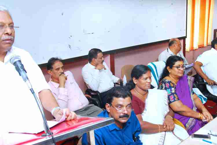 പരമ്പാരാഗത വ്യവസായ മേഖലകളെ പ്രോത്സാഹിപ്പിക്കുന്നതിന് നടത്തുന്ന മലബാര്‍ ക്രാഫ്റ്റ് മേളയുമായി ബന്ധപ്പെട്ട്  കലക്ടറേറ്റ് സമ്മേളനഹാളില്‍ ചേര്‍ന്ന യോഗത്തില്‍ മന്ത്രി എ.സി.മൊയ്തീന്‍ സംസാരിക്കുന്നു.