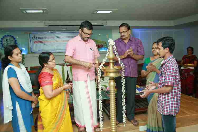 പിന്നാക്ക വിഭാഗ കോര്‍പ്പറേഷന്‍റെ സ്കോളര്‍ഷിപ്പുകള്‍ കൈമാറി 