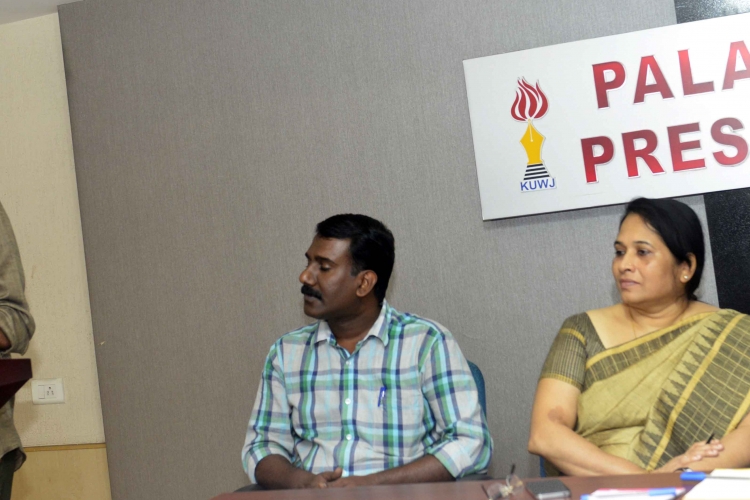  നവമാധ്യമങ്ങളും വാര്‍ത്താലോകത്തെ നൈതികതയും വിഷയത്തില്‍ പ്രസ് ക്ലബ്ബില്‍ നടന്ന സെമിനാറില്‍ എം.ജെ.ശ്രീചിത്രന്‍ മുഖ്യ പ്രഭാഷണം നടത്തുന്നു.