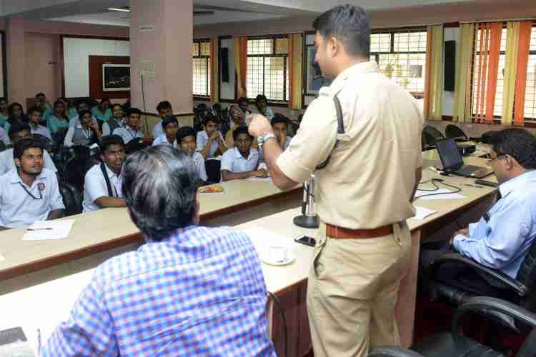 കുറ്റകൃത്യങ്ങള്‍ക്ക് ഇരയാക്കപ്പെടുന്നവരുടെ സംരക്ഷണത്തിനായി രൂപവത്കരിച്ച വിശ്വാസ് വൊളന്‍റിയര്‍ ഗ്രൂപ്പിനുള്ള പരിശീലനം ജില്ലാ പൊലീസ് മേധാവി പ്രതീഷ്കുമാര്‍ ഉദ്ഘാടനം ചെയ്യുന്നു. 