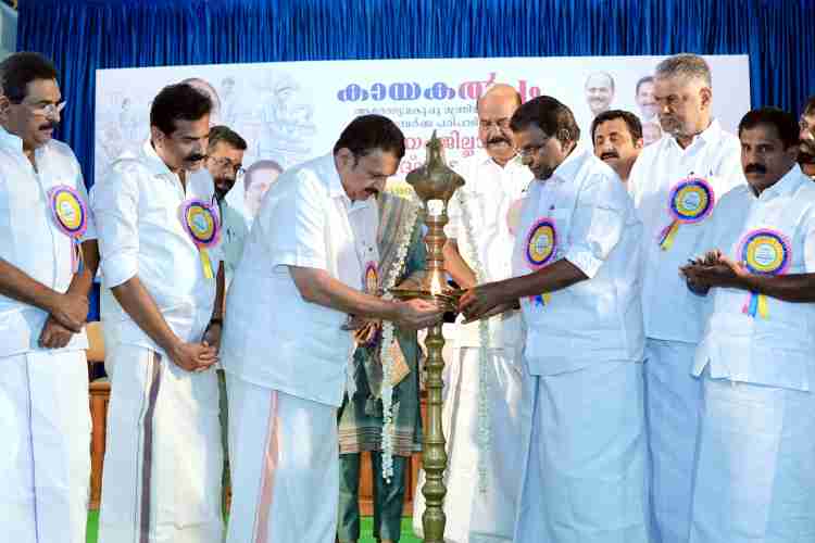 ആരോഗ്യവകകുപ്പുമന്ത്രി കെ. മുരളീധരന്‍ നടത്തുന്ന കായകല്‍പ്പം ജനസമ്പര്‍ക്ക പരിപാടി കോട്ടയം സി.എം.എസ്. കോളജില്‍ നിയമസഭാ സ്പീക്കര്‍ തിരുവഞ്ചൂര്‍ രാധകൃഷ്ണന്‍ ഉദ്ഘാടനം ചെയ്യുന്നു. മന്ത്രി കെ. മുരളീധരന്‍, ആന്റോ ആന്റണി എം പി, എം.എല്‍.എമാരായ മാണി സി. കാപ്പന്‍, നാട്ടകം സുരേഷ്,   കെ. ബിനിമോന്‍,  ജില്ലാ പഞ്ചായത്ത് പ്രസിഡന്റ് ജോഷി ഫിലിപ്പ്,  നഗരസഭാ അധ്യക്ഷന്‍ എം.പി. സന്തോഷ്‌കുമാര്‍, ആരോഗ്യ കുടുംബക്ഷേമ വകുപ്പ് പ്രിന്‍സിപ്പല്‍ സെക്രട്ടറി ഷര്‍മിള മേരി ജോസഫ്, എന്നിവര്‍ സമീപം.