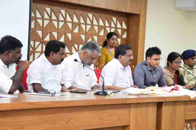 മഴക്കാല പൂര്‍വ്വ മുന്നൊരുക്കങ്ങള്‍ വിലയിരുത്തുന്നതിനായി  ജില്ലാ ആസൂത്രണ സമിതി ഹാളില്‍ ചേര്‍ന്ന യോഗത്തില്‍ ജലവിഭവ വകുപ്പ് മന്ത്രി മോന്‍സ് ജോസഫ് സംസാരിക്കുന്നു. കെ. ബിനിമോന്‍ എംഎല്‍എ, മുനിസിപ്പല്‍ ചെയര്‍മാന്‍ എം.പി. സന്തോഷ് കുമാര്‍, ജില്ലാ പഞ്ചായത്ത് പ്രസിഡന്റ് ജോഷി ഫിലിപ്പ്, ജില്ലാ കളക്ടര്‍ ചേതന്‍കുമാര്‍ മീണ, എ.ഡി.എം. ലിറ്റി ജോസഫ്, ജില്ലാ പോലീസ് മേധാവി എ. ഷാഹുല്‍ ഹമീദ് എന്നിവര്‍ സമീപം