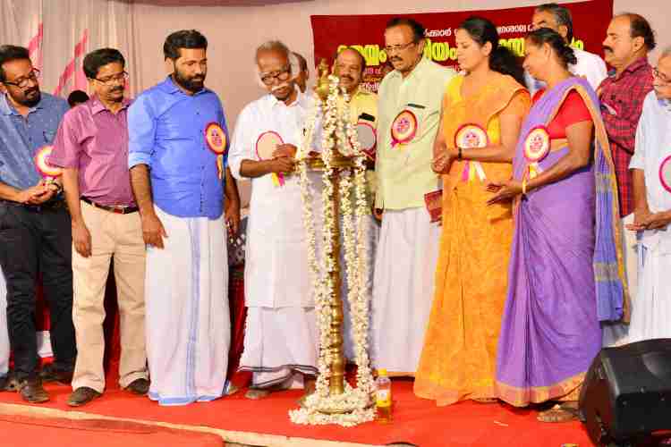 സംസ്ഥാന മ്യൂസിയം വകുപ്പ് കടന്നപ്പള്ളി-പാണപ്പുഴ പഞ്ചായത്തിലെ ചന്തപ്പുരയില്‍ നിര്‍മ്മിക്കുന്ന തെയ്യം മ്യൂസിയത്തിന്റെ ശിലാസ്ഥാപനം മന്ത്രി രാമചന്ദ്രന്‍ കടന്നപ്പള്ളി നിര്‍വഹിക്കുന്നു