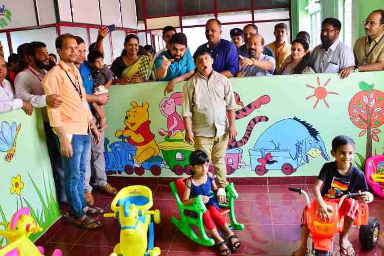  ജില്ലാ ആശുപത്രിയിൽ കുട്ടികളുടെ വാർഡ് ഉദ്‌ഘാടനം ചെയ്തപ്പോൾ 
