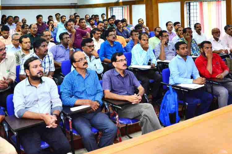  ലോക്‌സഭ തെരഞ്ഞെടുപ്പിന്റെ വോട്ടെണ്ണലുമായി ബന്ധപ്പെട്ട് കണ്ണൂര്‍ ലോക്‌സഭ മണ്ഡലത്തിലെ ഉദ്യോഗസ്ഥര്‍ക്ക് പരിശീലനം സംഘടിപ്പിച്ചു ജൂനിയര്‍ സൂപ്രണ്ട് പി പ്രേംരാജ് ക്ലാസുകള്‍ കൈകാര്യം ചെയ്യുന്നു 