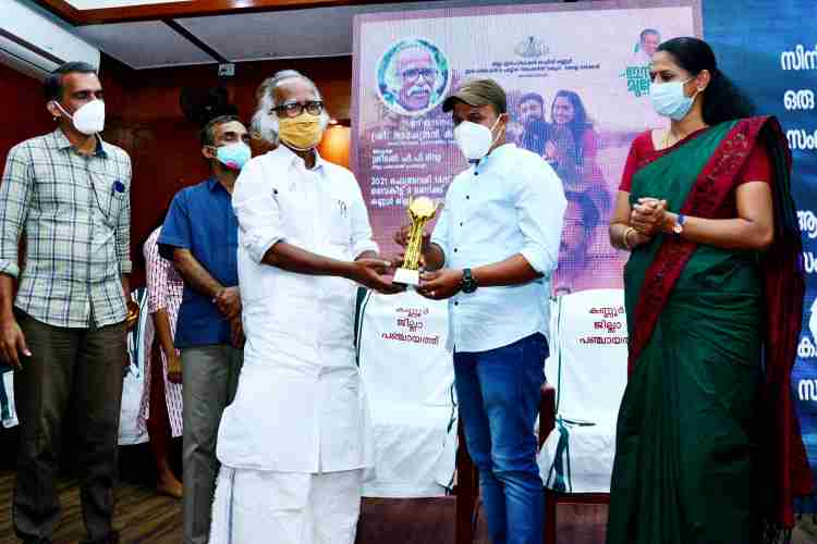 ജില്ലാ ഇൻഫർമേഷൻ ഓഫീസിനു വേണ്ടി  ഒരു സ്വപ്നം പോലെ എന്ന  ഹ്രസ്വ  സിനിമയുടെ സംവിധായകൻ ഷെറീഫ് ഈസക്ക്  തുറമുഖ-പുരാവസ്തു വകുപ്പ് മന്ത്രി  രാമചന്ദ്രന്‍ കടന്നപ്പള്ളി  ഉപഹാരം നൽകുന്നു