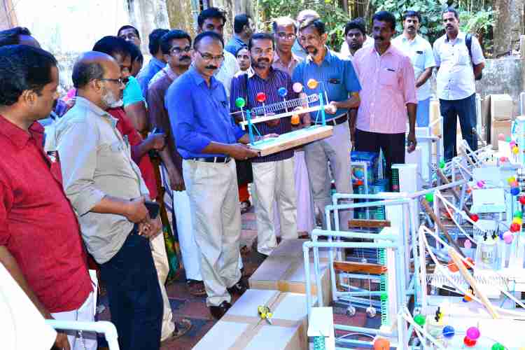 സമഗ്ര ശിക്ഷ  കണ്ണൂർ ജില്ലയിലെ  സ്കൂളുകൾക്കു  ശാസ്ത്ര പാർക്ക് ഉപകരണങ്ങൾ നൽകുന്നതിന്റ്റെ  ഉദ്‌ഘാടനം കൊട്ടില ജി വി എച് എസ് എസ് ഹെഡ്മാസ്റ്റർ ഷാജിറാമിന് കൈമാറി  ഡി പി ഒ അശോകൻ നിർവഹിക്കുന്നു 