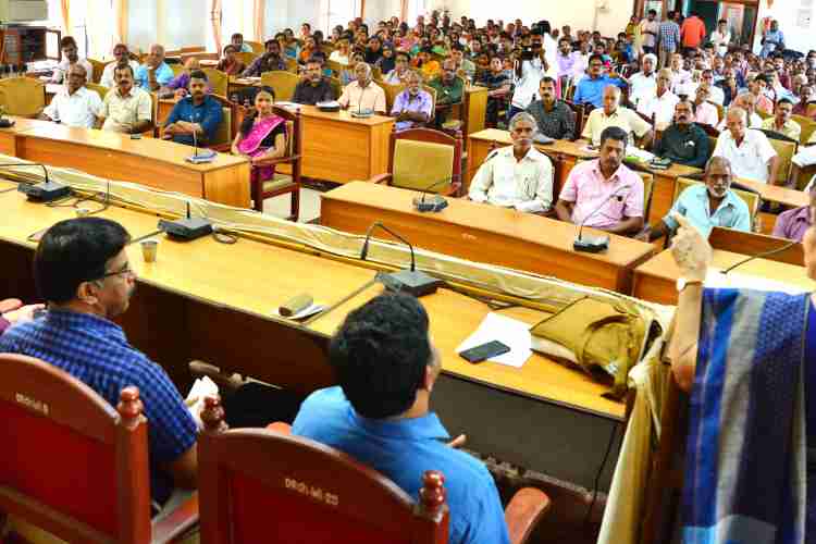 ജില്ലാ പഞ്ചായത്തിന്റെ 2019 -20 വാർഷിക പദ്ധതി ൽ പെടുത്തി നടപ്പാക്കുന്ന കതിരണിപ്പാടം  നെൽവയൽ വീണ്ടെടുക്കൽ ശില്പശാല പി.കെ ടീച്ചർ എം പി ഉദ്ഘാടനം ചെയ്യുന്നു