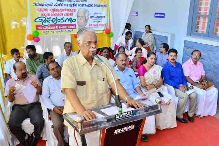 കണ്ണൂര്‍ ജില്ലാ പഞ്ചായത്തും സ്‌നേഹ ജ്യോതി കിഡ്‌നി വെല്‍ഫയര്‍ സൊസൈറ്റിയും  സംയുക്തമായി നടപ്പിലാക്കുന്ന കിഡ്‌നി മാറ്റി വച്ചര്‍ക്കുള്ള  സൗജന്യ മരുന്ന് വിതരണ പദ്ധതി ടി പത്മനാഭന്‍ ഉദ്ഘാടനം ചെയ്യുന്നു