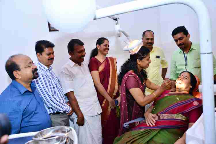 കണ്ണൂർ ജില്ലാ ആശുപത്രി ദന്ത വിഭാഗത്തിൽ ആരംഭിച്ച ആധുനിക ഡെന്റൽ ഇംപ്ലാൻറ്, ലേസർ ക്ലിനിക് പി.കെ ശ്രീമതി ടീച്ചർ എം.പി ഉദ്ഘാടനം  ചെയ്യുന്നു 
