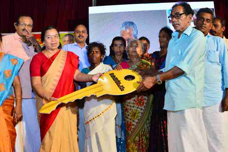 പ്രളയ ദുരന്തത്തില്‍ വീട് നഷ്ടപ്പെട്ടവര്‍ക്കായി സഹകരണ വകുപ്പ് വീട് നിര്‍മ്മിച്ചു നല്‍കുന്ന കെയര്‍ഹോം പദ്ധതിയുടെ സംസ്ഥാന തല ഉദ്ഘാടനത്തിന്റെ ഭാഗമായി നടന്ന കണ്ണൂര്‍ ജില്ലയിലെ വീടുകളുടെ താക്കോല്‍ദാനം പി.കെ. ശ്രീമതി ടീച്ചര്‍ എം.പി. നിര്‍വഹിക്കുന്നു