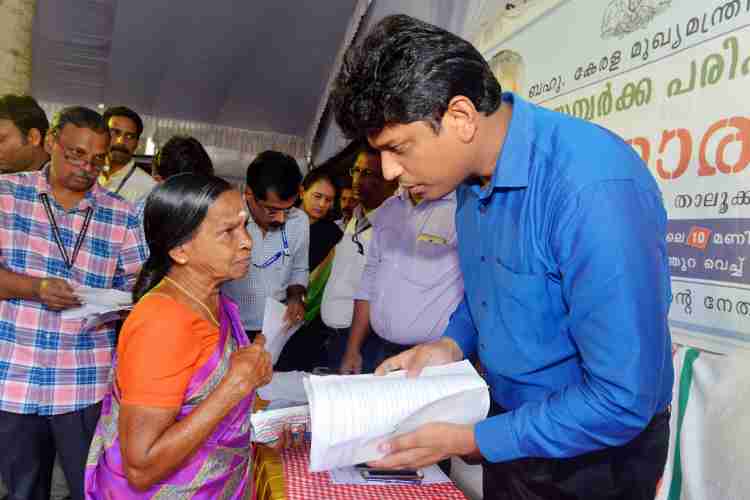 നടമ വില്ലേജ് ഓഫീസില്‍ നടന്ന പരിഹാരം ജനസമ്പര്‍ക്ക പരിപാടിയില്‍ ജില്ലാ കളക്ടര്‍ കെ മുഹമ്മദ് വൈ സഫീറുള്ള പരാതി സ്വീകരിക്കുന്നു