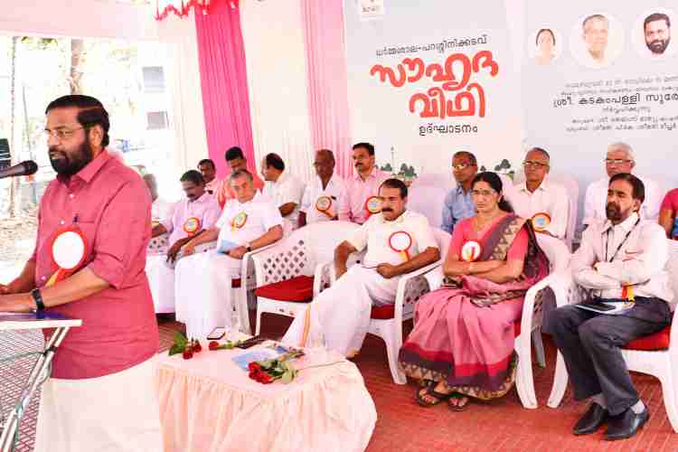 ധര്‍മ്മശാല-പറശ്ശിനിക്കടവ് സൗഹൃദ വീഥി ഉദ്ഘാടനം മന്ത്രി കടകംപള്ളി സുരേന്ദ്രന്‍   ഉദ്ഘാടനം. ചെയ്യുന്നു
