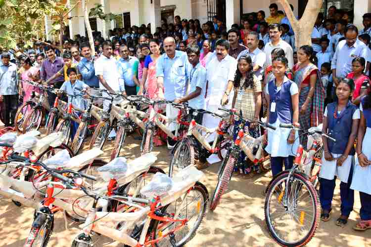  ആറളം ഫാം ഗവ ഹൈ സ്‌കൂളിലെ എട്ടു ഒന്‍പതു ക്ളാസിലെ കുട്ടികള്‍ക്ക് കണ്ണൂര്‍ ജില്ലാപഞ്ചായത്തു നല്‍കുന്ന സൈക്കിളുകളുടെ വിതരണം പ്രസിഡണ്ട് കെ വി സുമേഷ് നിര്‍വഹിക്കുന്നു