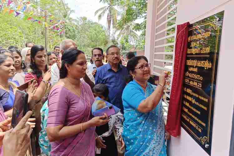 പുല്‍പ്പക്കരി വെറ്ററിനറി സബ് സെന്റര്‍ മന്ത്രി ഡോ. ആര്‍ ബിന്ദു ഉദ്ഘാടനം ചെയ്യുന്നു