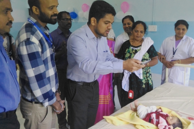 നവജാത ശിശുക്കള്‍ക്ക് ആധാര്‍ എന്റോള്‍മെന്റ് പദ്ധതി ഇടുക്കി ജില്ലാ ആശുപത്രിയില്‍ ജില്ലാകലക്ടര്‍ ജി.ആര്‍. ഗോകുല്‍ നിര്‍വഹിക്കുു.