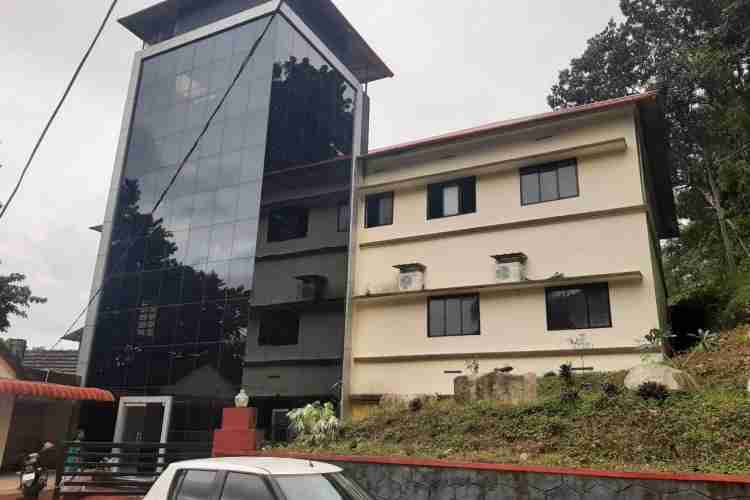 പെരുന്തേനരുവി ടൂറിസം പദ്ധതിയുടെ ഭാഗമായി നിര്‍മ്മാണം പൂര്‍ത്തിയാകുന്ന കെട്ടിട സമുച്ചയം