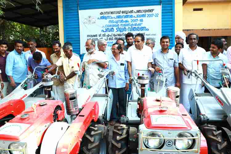 കാസര്‍കോട് ബ്ലോക്ക് പഞ്ചായത്ത് 2017-18 സാമ്പത്തിക വര്‍ഷം ജനകീയാസൂത്രണ പദ്ധതിയുടെ ഭാഗമായി ഒമ്പത് പാടശേഖര സമിതികള്‍ക്ക് ബ്ലോക്ക് പഞ്ചായത്ത് പരിസരത്ത് പവര്‍ ടില്ലര്‍ വിതരണം  പി.ബി.അബ്ദുള്‍ റസാഖ്  എംഎല്‍എ  ഉദ്ഘാടനം ചെയ്യുന്നു.
