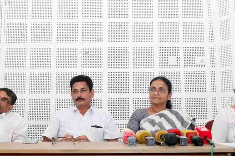താമരശ്ശേരി ചുരം മാലിന്യമുക്തമാക്കല്‍ ശുചീകരണ യജ്ഞത്തിന്റെ ഭാഗമായി നടത്തിയ വാര്‍ത്താ സമ്മേളനത്തില്‍ ജില്ലാ പഞ്ചായത്ത് പ്രസിഡന്റ് മില്ലി മോഹന്‍ കൊട്ടാരത്തില്‍ സംസാരിക്കുന്നു