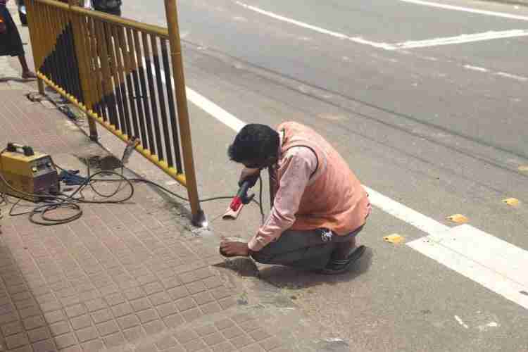 പുനലൂര്‍-മൂവാറ്റുപുഴ സംസ്ഥാനപാതയില്‍ റാന്നി ഗ്രാമപഞ്ചായത്തിന് മുന്നില്‍ സ്ഥാപിച്ച കൈവരികള്‍ തകര്‍ന്നത് പുനസ്ഥാപിക്കുന്നു