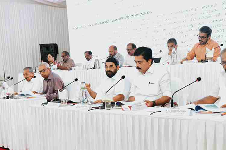 തെള്ളകം ഡിഎം കൺവെൻഷൻ സെന്ററിൽ ചേർന്ന എറണാകുളം, ഇടുക്കി, ആലപ്പുഴ, കോട്ടയം ജില്ലകളിലെ പദ്ധതികൾ സംബന്ധിച്ചു മുഖ്യമന്ത്രി പിണറായി വിജയന്റെ അധ്യക്ഷതയിൽ ചേർന്ന മേഖലാതല അവലോകനയോഗം. മന്ത്രിമാരായ കെ. രാജൻ, കെ. കൃഷ്ണൻകുട്ടി, റോഷി അഗസ്റ്റിൻ, എ.കെ. ശശീന്ദ്രൻ, വി.എൻ. വാസവൻ, പി. രാജീവ്, സജി ചെറിയാൻ, എം.ബി. രാജേഷ്, ഒ.ആർ. കേളു, പി. പ്രസാദ്, വീണാ ജോർജ്, ചീഫ് സെക്രട്ടറി ഡോ. എ. ജയതിലക് എന്നിവർ സമീപം. 