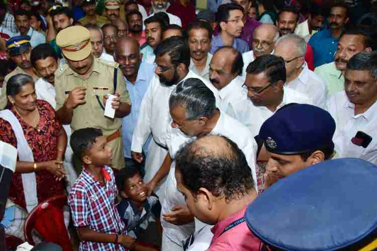 കോഴഞ്ചേരി തെക്കേമല എംജിഎം ആഡിറ്റോറിയത്തിലെ ദുരിതാശ്വാസ ക്യാമ്പില്‍  മുഖ്യമന്ത്രി പിണറായി വിജയന്‍ സന്ദര്‍ശനം നടത്തുന്നു.