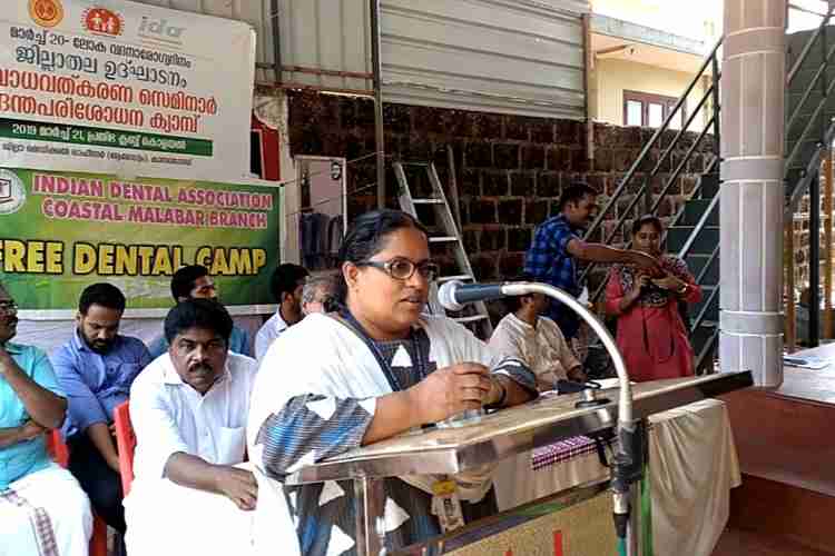 ലോകവദനാരോഗ്യദിനത്തിന്റെ ജില്ലാതല പരിപാടി ഡെപ്യൂട്ടി ജില്ലാ മെഡിക്കല്‍ ഓഫീസര്‍ ഡോ. ഷാന്റികെ. ഉദ്ഘാടനം ചെയ്തു സംസാരിക്കുന്നു.