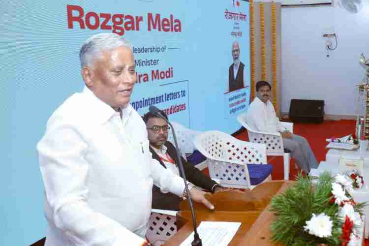 കോഴിക്കോട് കുന്ദമംഗലം പെരിങ്ങളം സെന്റര്‍ ഫോര്‍ വാട്ടര്‍ റിസോഴ്സസ് ഡെവലപ്മെന്റ് ആന്‍ഡ് മാനേജ്മെന്റ് ഓഡിറ്റോറിയത്തില്‍ നടന്ന റോസ്ഗാര്‍ മേള കേന്ദ്ര സഹമന്ത്രി വി സോമണ്ണ ഉദ്ഘാടനം ചെയ്യുന്നു