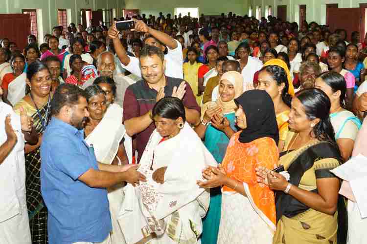 ആദിവാസിസാക്ഷരതാ പഠിതാക്കളുടെ സംഗമത്തില്‍ മുതിര്‍ന്ന പഠിതാക്കളെ ഗ്രാമ പഞ്ചായത്ത് പ്രസിഡണ്ട് പി.ജി.സജേഷ് ആദരിക്കുന്നു.