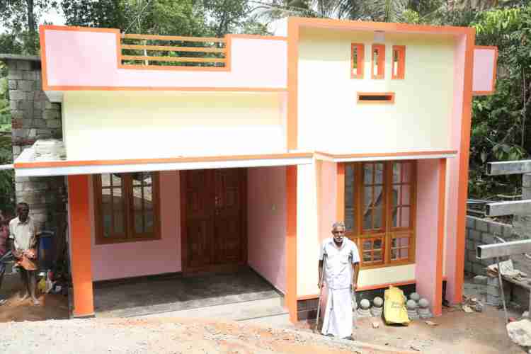 കാഞ്ചിയാർ ഗ്രാമപഞ്ചായത്ത് ലൈഫ് ഭവന പദ്ധതിയിലുൾപ്പെടുത്തി ലഭിച്ച പുതിയ വീടിനു മുന്നിൽ മണക്കാട്ട് സെബാസ്റ്റ്യൻ