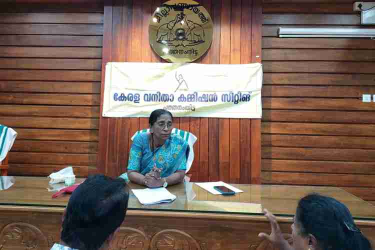പത്തനംതിട്ട ജില്ലാ പഞ്ചായത്ത് ഹാളില്‍ നടന്ന വനിതാ കമ്മിഷന്‍ അദാലത്തില്‍ അംഗം അഡ്വ. എലിസബത്ത് മാമ്മന്‍ മത്തായി പരാതി കേള്‍ക്കുന്നു