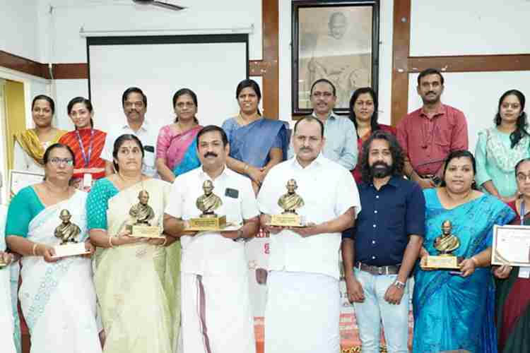 ടി.ബി. മുക്ത് ഭാരത് പദ്ധതിയിൽ പ്രഥമ പുരസ്‌കാരത്തിന് അർഹമായ കോട്ടയം ജില്ലയിലെ ഞീഴൂർ, കല്ലറ, അകലക്കുന്നം, തലപ്പലം, കറുകച്ചാൽ, മണിമല ഗ്രാമപഞ്ചായത്തുകൾ പുരസ്‌കാരവുമായി ജില്ലാ പഞ്ചായത്ത് പ്രസിഡന്റ് കെ.വി. ബിന്ദു, ജില്ലാ കളക്ടർ ജോൺ വി. സാമുവൽ എന്നിവർക്കൊപ്പം.