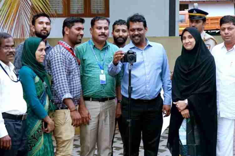  പ്രാഥമികാരോഗ്യ കേന്ദ്രത്തിന്റെ ആഭിമുഖ്യത്തില്‍ നിര്‍മ്മിക്കുന്ന 'ക്ഷയരോഗം നിയന്ത്രിക്കാന്‍ സമയമായി' എന്ന ഹൃസ്വ ചിത്രത്തിന്റെ സ്വിച്ച് ഓണ്‍ കര്‍മ്മം ജില്ലാ കളക്ടര്‍ ഡോ.സജിത്ത്  ബാബു നിര്‍വഹിക്കുന്നു