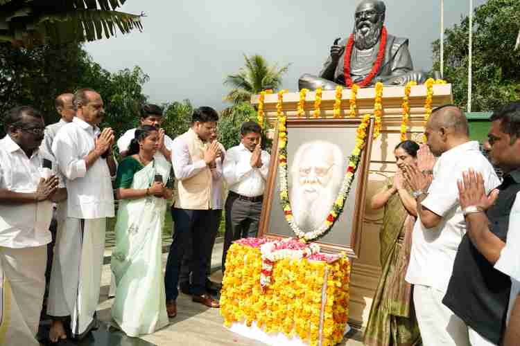 വൈക്കം തന്തൈ പെരിയാർ സ്മാരകത്തിൽ സംഘടിപ്പിച്ച പെരിയാർ ജന്മദിന ആഘോഷച്ചടങ്ങിൽ ജില്ലാ കളക്ടർ ചേതൻ കുമാർ മീണ പ്രതിമയിൽ പുഷ്പാർച്ചന ടത്തുന്നു.