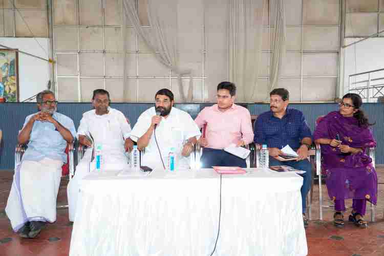 തിരുനക്കര മഹാദേവക്ഷേത്രത്തിലെ ഉത്സവവുമായി ബന്ധപ്പെട്ടു വിവിധ വകുപ്പുകളുടെ നേതൃത്വത്തിലുള്ള ഒരുക്കങ്ങൾ വിലയിരുത്തുന്നതിനായി ചേർന്ന യോഗത്തിൽ മന്ത്രി വി.എൻ. വാസവൻ സംസാരിക്കുന്നു.