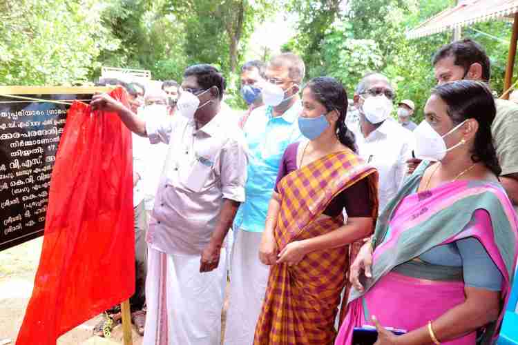 വെണ്ണക്കര- പരദേശികടവ് തടയണ നവീകരണോദ്ഘാടനം ഭരണപരിഷ്‌കാര കമ്മീഷന്‍ ചെയര്‍മാനും എം.എല്‍.എ.യുമായ വി.എസ്. അച്യുതാനന്ദന് വേണ്ടി കെ. വി. വിജയദാസ് എം.എല്‍.എ നിര്‍വഹിക്കുന്നു.